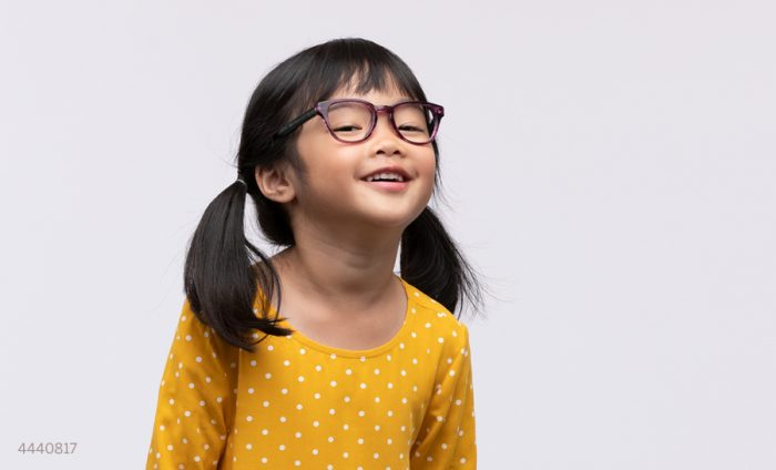 Child in purple glasses wearing a yellow polka dot shirt. Text in the corner: 4440817.