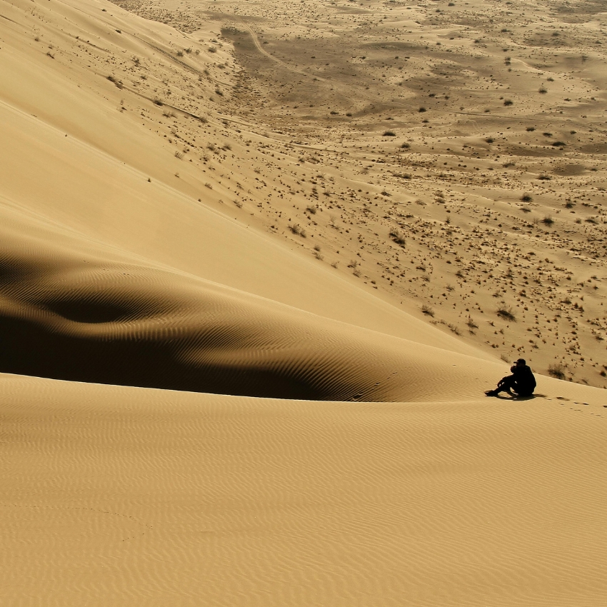 Embracing the Desert Vibe: Brutalist Aesthetic in Retro-Futuristic Techwear