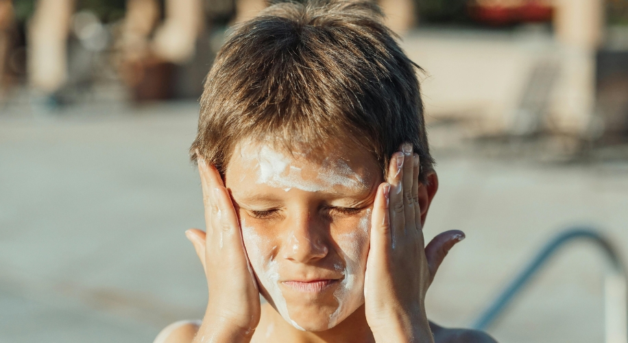 boy-wearing-sunscreen