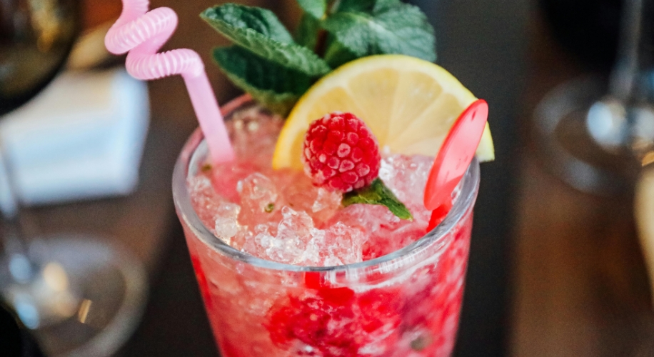raspberry-drink-with-ice-lemon-mint