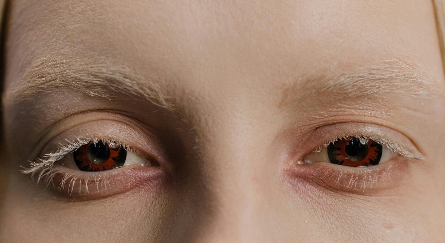 red-eyes-decorative-contacts