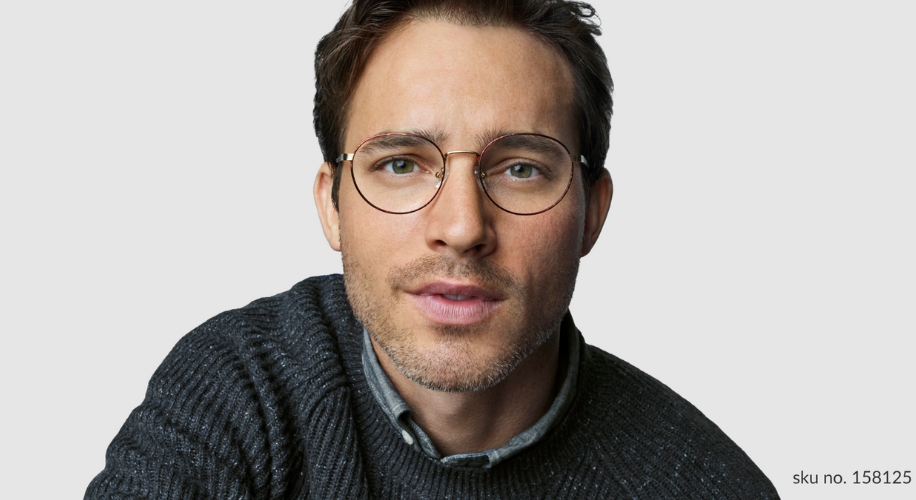 Man wearing round frames