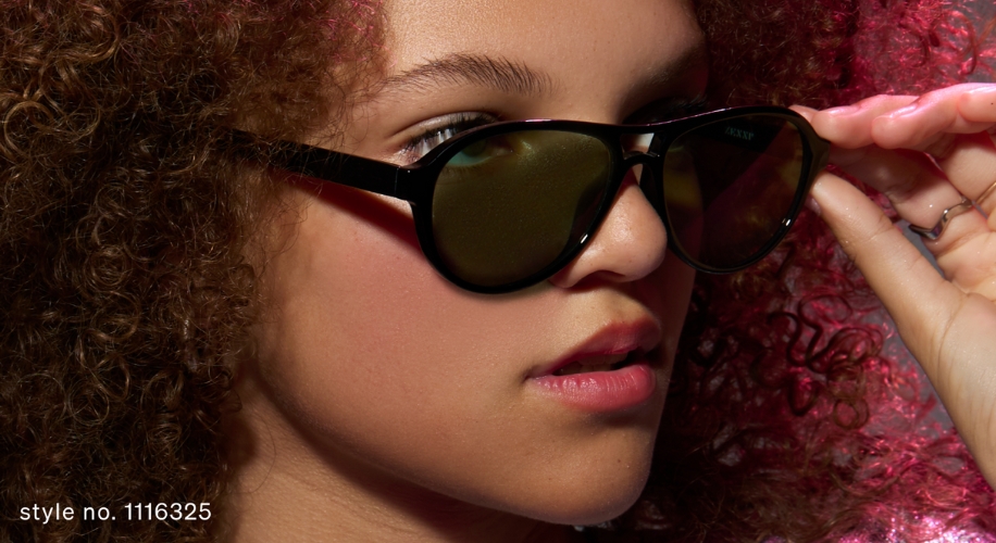 Woman wearing black sunglasses. Style no. 1116325.