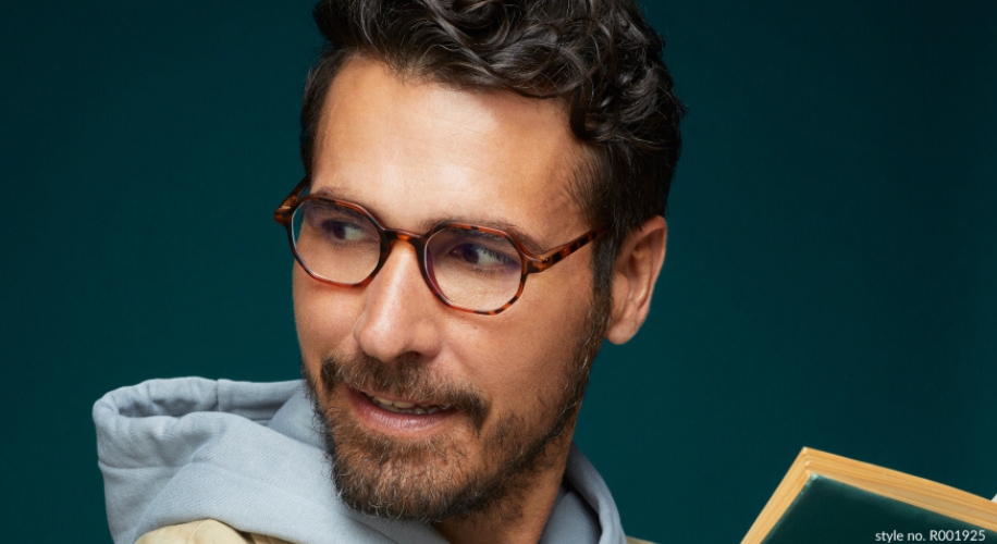 Man wearing tortoiseshell glasses, style no. R001925.