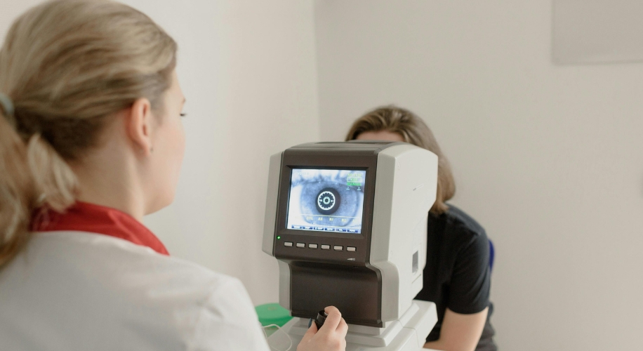 Eye examination device with a focus on the eye displayed on its screen.