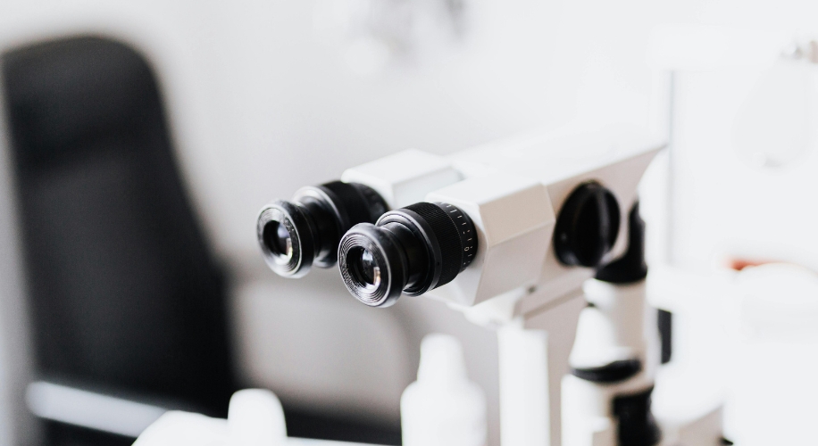 Dual-lens microscope with adjustable eyepieces.