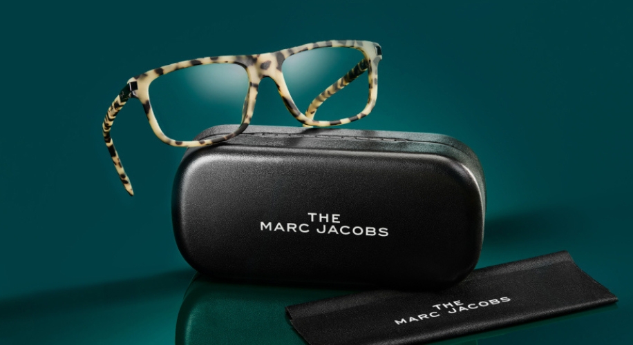 Tortoise shell glasses, black case, and cleaning cloth with &quot;THE MARC JACOBS&quot; text.